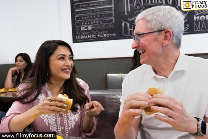 एप्पल के सीईओ टिम कुक को वडा पाव खिलाती दिखीं माधुरी दीक्षित