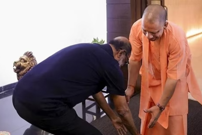 Rajinikanth: योगी आदित्यनाथ के पैर छुने पर अब रजनीकांत ने दी सफाई